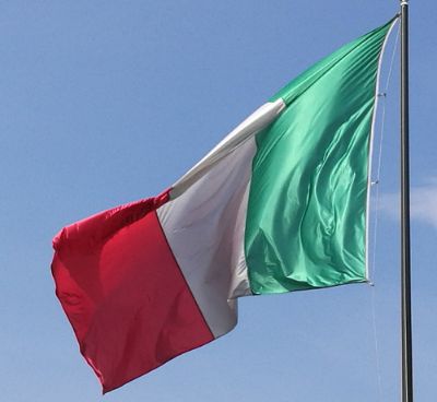bandiera italiana al vento
