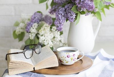 tazzina, occhiali, libro, fiori