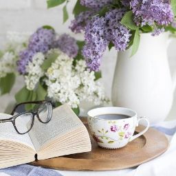 tazzina, occhiali, libro, fiori