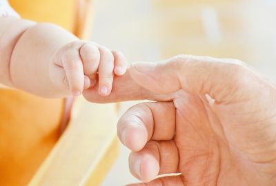 mano bambino e adulto