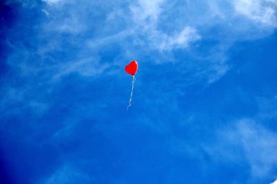 palloncino cuore rosso cielo
