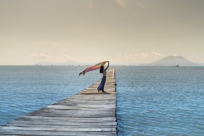donna sul pontile con scialle