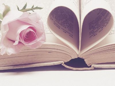 libro con pagine a cuore e fiore
